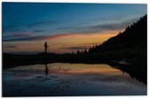 Dibond - Silhouet van Wandelenaar langs Meer in Berggebied tijdens de Avond - 60x40 cm Foto op Aluminium (Wanddecoratie van metaal)