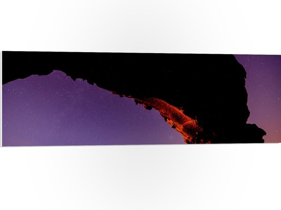 PVC Schuimplaat- Silhouet van Grote Rots onder Sterrenhemel met Paarse Gloed - 120x40 cm Foto op PVC Schuimplaat