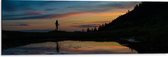 Dibond - Silhouet van Wandelenaar langs Meer in Berggebied tijdens de Avond - 90x30 cm Foto op Aluminium (Wanddecoratie van metaal)