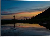 Dibond - Silhouet van Wandelenaar langs Meer in Berggebied tijdens de Avond - 80x60 cm Foto op Aluminium (Wanddecoratie van metaal)