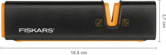 Zwarte Fiskars messenslijper met oranje accenten en afmetingen 16,5 cm x 3,7 cm.