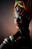 Allernieuwste.nl® Canvas Schilderij Mooie Afrikaanse Vrouw met Hoofdband 2 - Poster - Woonkamer - 50 x 70 cm - Kleur