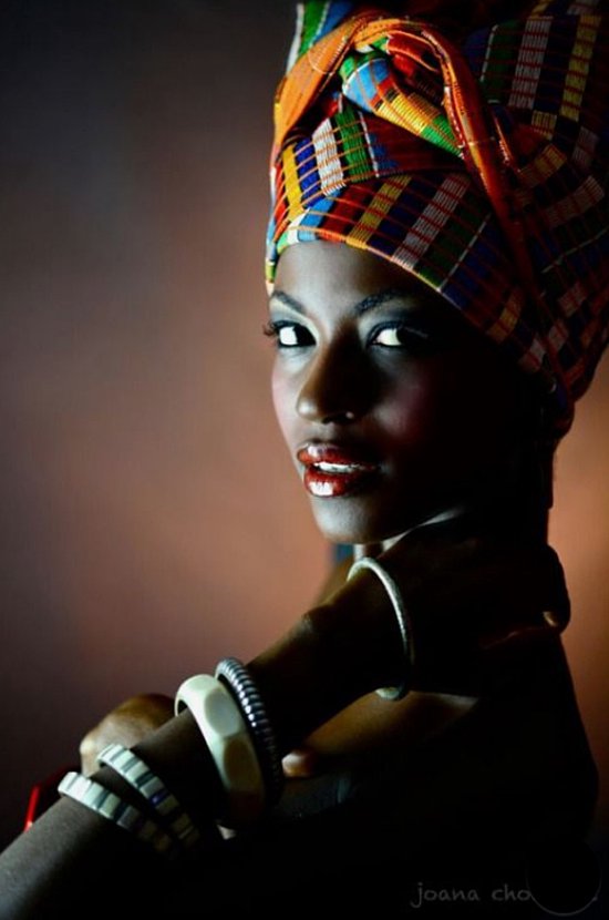 Allernieuwste.nl® Canvas Schilderij Mooie Afrikaanse Vrouw met Hoofdband 2 - Poster - Woonkamer - 50 x 70 cm - Kleur