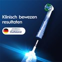 Section transversale détaillée d'une brossette Oral-B Precision Clean avec des poils verts et bleus. Développée et fabriquée en Allemagne.
