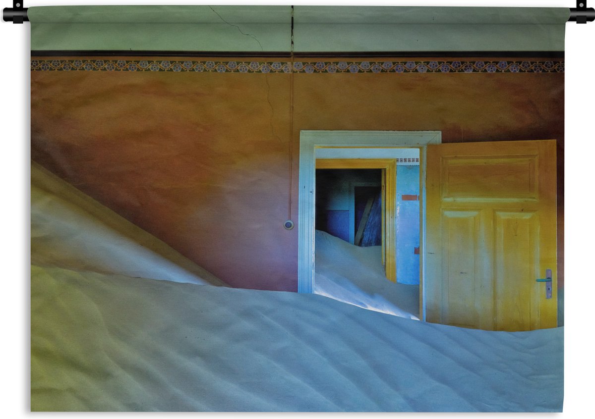 Wandkleed - Wanddoek - Zand - Woestijn - Deur - Architectuur - 180x135 cm - Wandtapijt