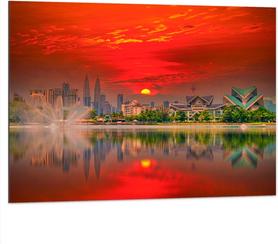 Dibond - Skyline van De Stad Kuala Lumpur in Indonesië tijdens Zonsondergang - 100x75 cm Foto op Aluminium (Wanddecoratie van metaal)