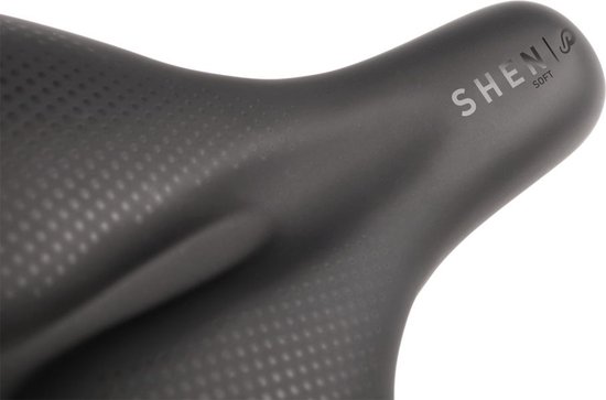 Zwart fietszadel met het logo "SHEN|SOFT" en een gestippeld patroon.