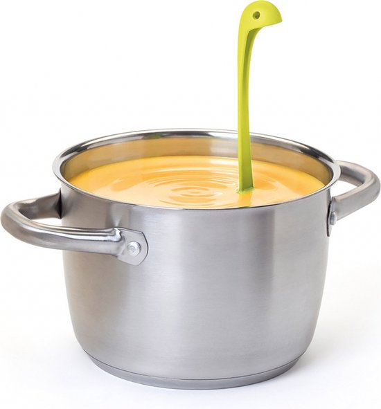 Groene Nessie soeplepel met zijn kopje boven een pan met soep.