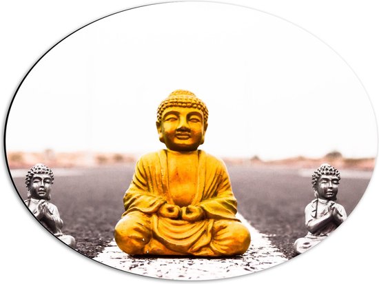 Dibond Ovaal - Gouden en Zilveren Miniatuur Buddha_s op Asfalt weg - 56x42 cm Foto op Ovaal (Met Ophangsysteem)