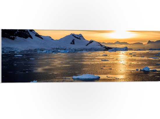 PVC Schuimplaat- IJsbergen langs Bevroren Meer tijdens Felle Zonsondergang - 90x30 cm Foto op PVC Schuimplaat