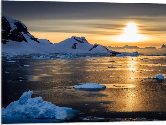Acrylglas - IJsbergen langs Bevroren Meer tijdens Felle Zonsondergang - 80x60 cm Foto op Acrylglas (Wanddecoratie op Acrylaat)