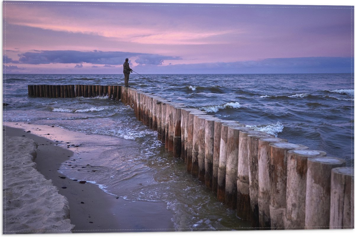Vlag - Man op Palen in de Wilde Zee tijdens het Vissen - 60x40 cm Foto op Polyester Vlag