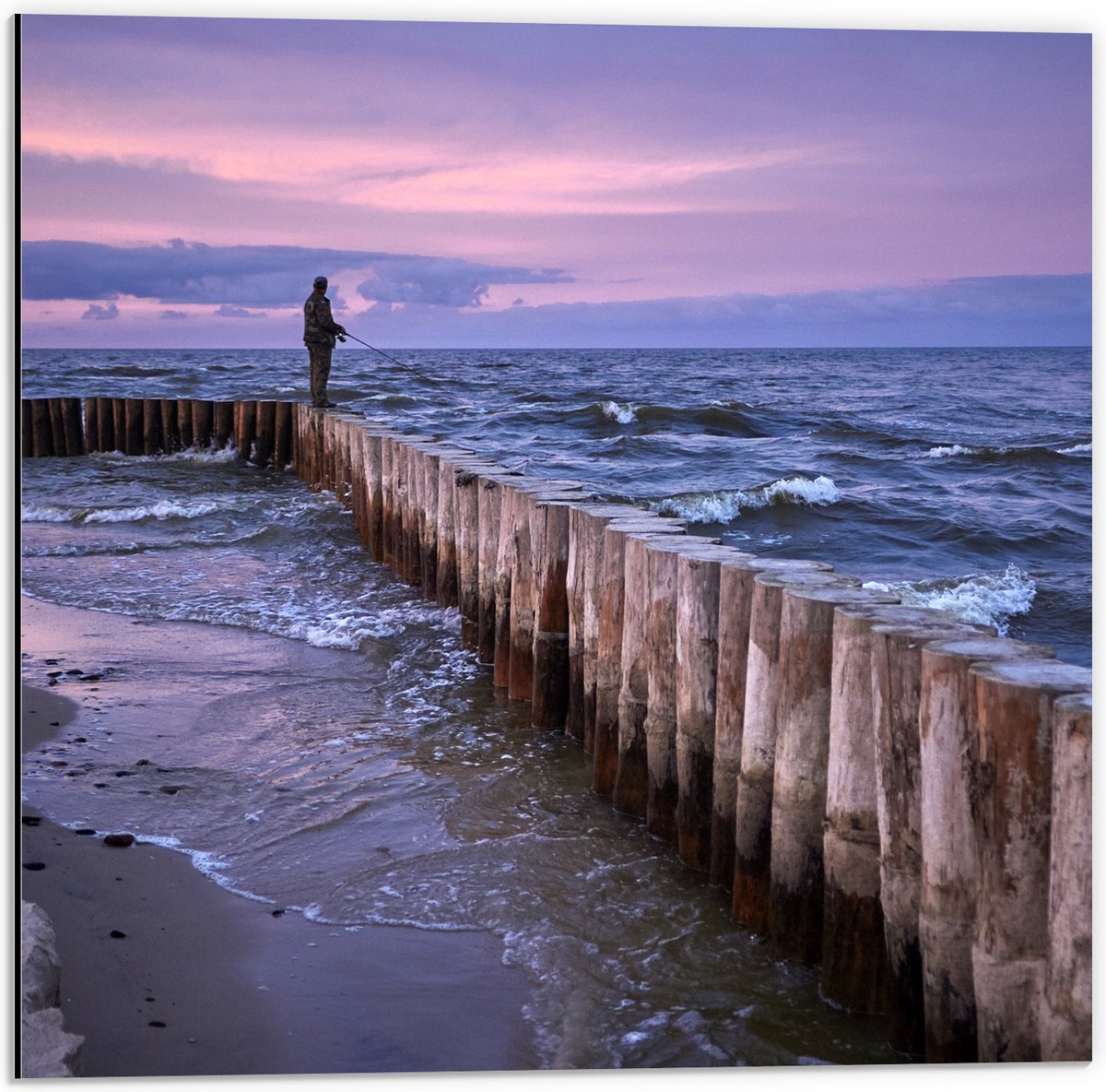 Dibond - Man op Palen in de Wilde Zee tijdens het Vissen - 50x50 cm Foto op Aluminium (Wan