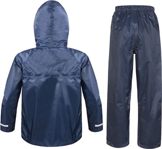 Donkerblauw kinderregenpak, jas met capuchon en reflecterende bandjes. Losse regenbroek.