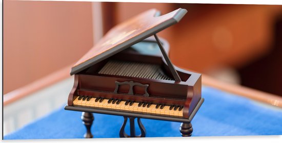 Dibond - Foto van een Mini Piano - 100x50 cm Foto op Aluminium (Wanddecoratie van metaal)