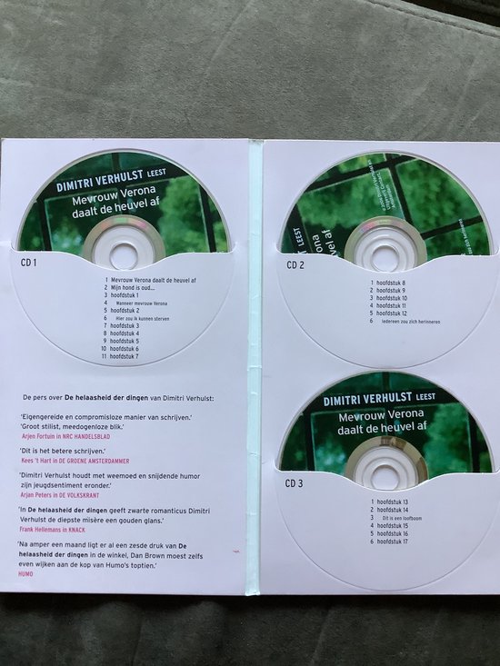 Twee CD's in een open doos met tracklistings. Tekst: Dimitri Verhulst LEEST Mevrouw Verona daalt de heuvel af.