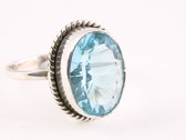 Bewerkte zilveren ring met blauwe topaas - maat 16.5
