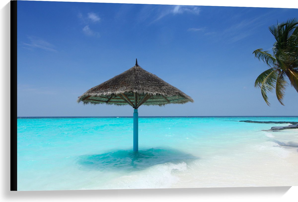 Canvas - Rieten Parasol op het Strand bij het Blauwe Water - 90x60 cm Foto op Canvas Schil