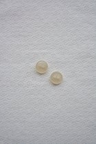 Knopen 10 stuks - knoop 10mm beige doorschijnend met twee gaatjes