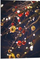 PVC Schuimplaat - Lampjes en Kerstballen in de Boom - 50x75 cm Foto op PVC Schuimplaat (Met Ophangsysteem)