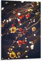 PVC Schuimplaat - Lampjes en Kerstballen in de Boom - 80x120 cm Foto op PVC Schuimplaat (Met Ophangsysteem)