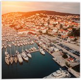 PVC Schuimplaat- Uitzicht op een Haven in Kroatië tijdens de Avondzon - 50x50 cm Foto op PVC Schuimplaat