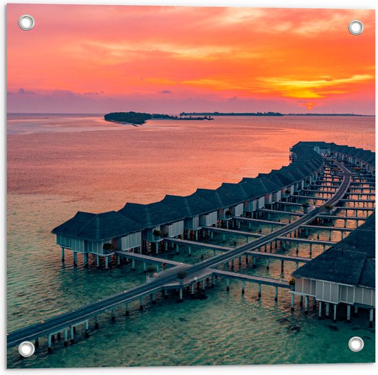Tuinposter – Vakantieresorts boven de Oceaan op de Maledieven tijdens Feloranje Zonsondergang - 50x50 cm Foto op Tuinposter (wanddecoratie voor buiten en binnen)
