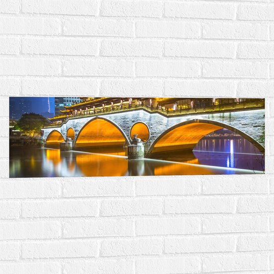 Muursticker - Verlichte Anshun Brug in de Avond in Chengdu, China - 90x30 cm Foto op Muursticker