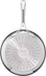 Onderkant van een zwarte koekenpan met roestvrijstalen handvat en Jamie Oliver | Tefal logo.