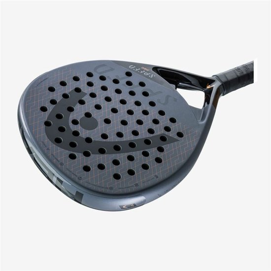 Grijze padelracket, details van de voorkant met 'SPEED PRO' en een grafisch patroon.