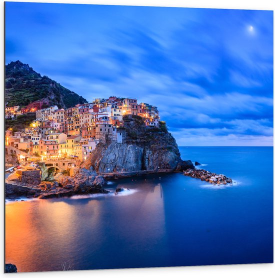 Dibond - Verlicht Dorpje op Berg aan de Kust van Ligurische Zee, Italië - 100x100 cm Foto op Aluminium (Wanddecoratie van metaal)