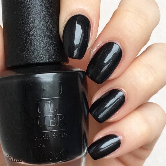 Flesje OPI Nail Lacquer en zwarte gelakte nagels.