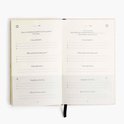 Open 'The Five Minute Journal' met de lay-out van de linker- en rechterpagina's.