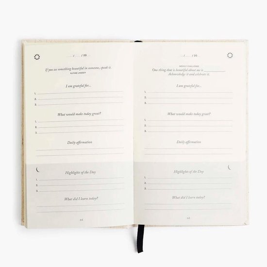 Open 'The Five Minute Journal' met de lay-out van de linker- en rechterpagina's.