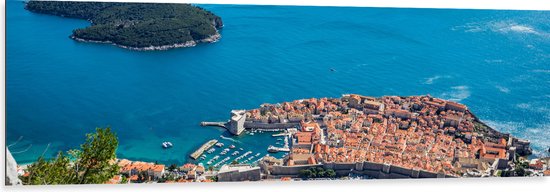 Dibond - Uitzicht op Traditionele Gebouwen van Kustplaats Dubrovnik, Kroatië - 150x50 cm Foto op Aluminium (Met Ophangsysteem)