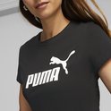 Model draagt een zwart PUMA t-shirt met wit Puma logo op de borst.