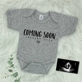Romper met tekst 'COMING SOON - January 2024' - Grijs- Zwangerschap aankondiging - Januari- In verwachting - Zwanger - Pregnancy announcement - Baby aankondiging