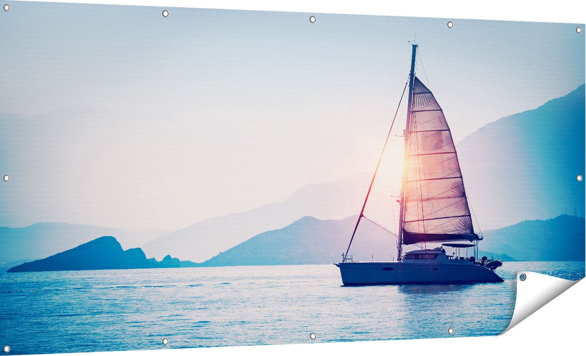 Gards Tuinposter Zeilboot bij Zonsondergang - 180x90 cm - Tuindoek - Tuindecoratie - Wanddecoratie buiten - Tuinschilderij Multikleur