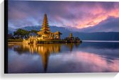 Canvas - Gouden Lagen Pura Ulun Danu Bratan Tempel langs het Meer in Indonesië - 60x40 cm Foto op Canvas Schilderij (Wanddecoratie op Canvas)