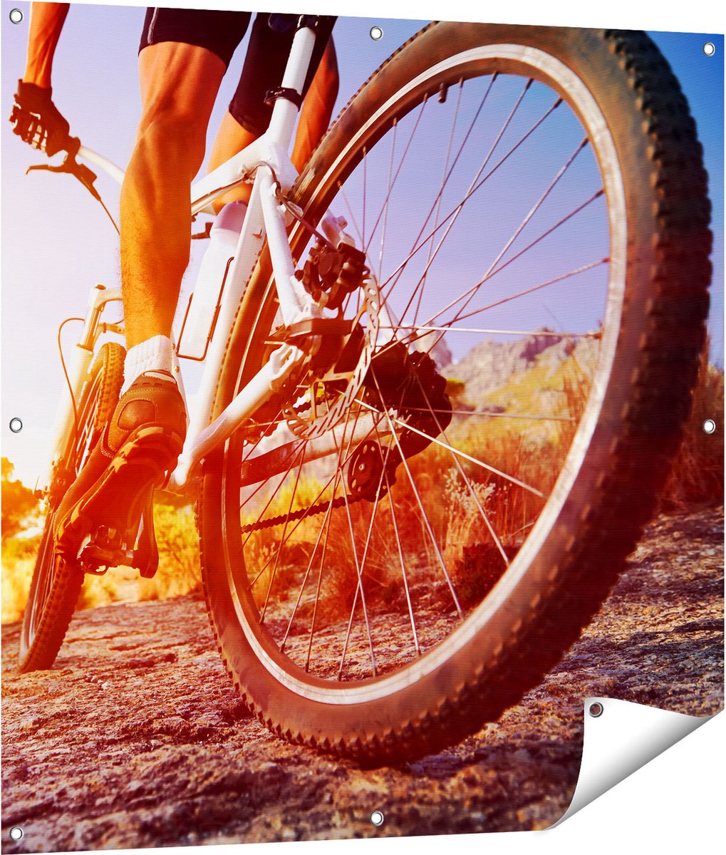 Gards Tuinposter Mountainbike Fietser op Stenen bij Zonsopgang - 100x100 cm - Tuindoek - Tuindecoratie - Wanddecoratie buiten - Tuinschilderij Multikleur
