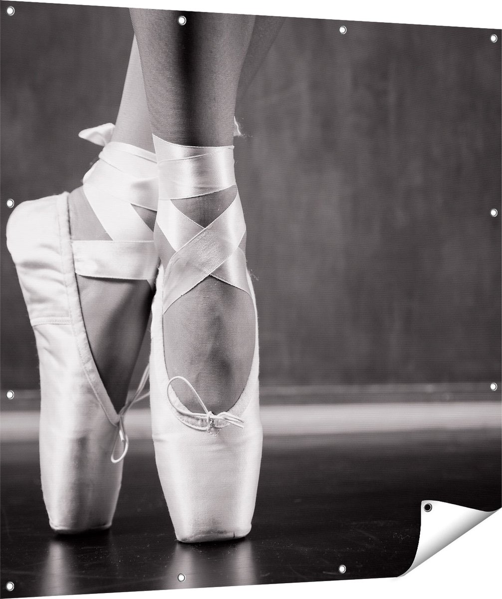 Gards Tuinposter Ballet Schoenen van een Ballerina - Zwart Wit - 120x120 cm - Tuindoek - Tuindecoratie - Wanddecoratie buiten - Tuinschilderij Multikleur