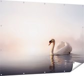 Gards Tuinposter Zwaan in het Water tijdens de Mist - 160x120 cm - Tuindoek - Tuindecoratie - Wanddecoratie buiten - Tuinschilderij