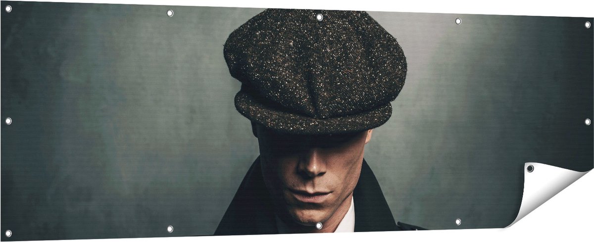 Gards Tuinposter Engelse Gangster met een Pet uit Jaren 1920 - 180x60 cm - Tuindoek - Tuindecoratie - Wanddecoratie buiten - Tuinschilderij Multikleur