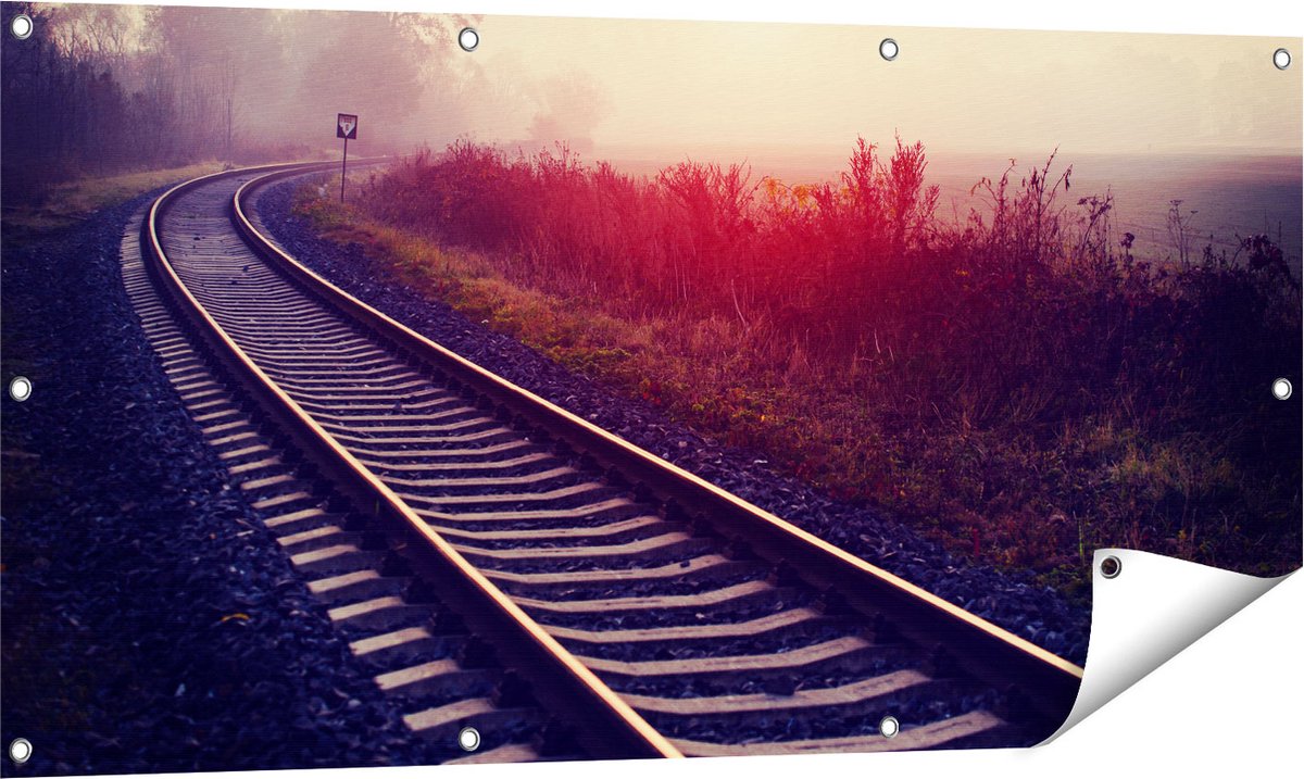 Gards Tuinposter Spoorweg Rails tijdens de Herfst met Mist - 120x60 cm - Tuindoek - Tuindecoratie - Wanddecoratie buiten - Tuinschilderij Multikleur