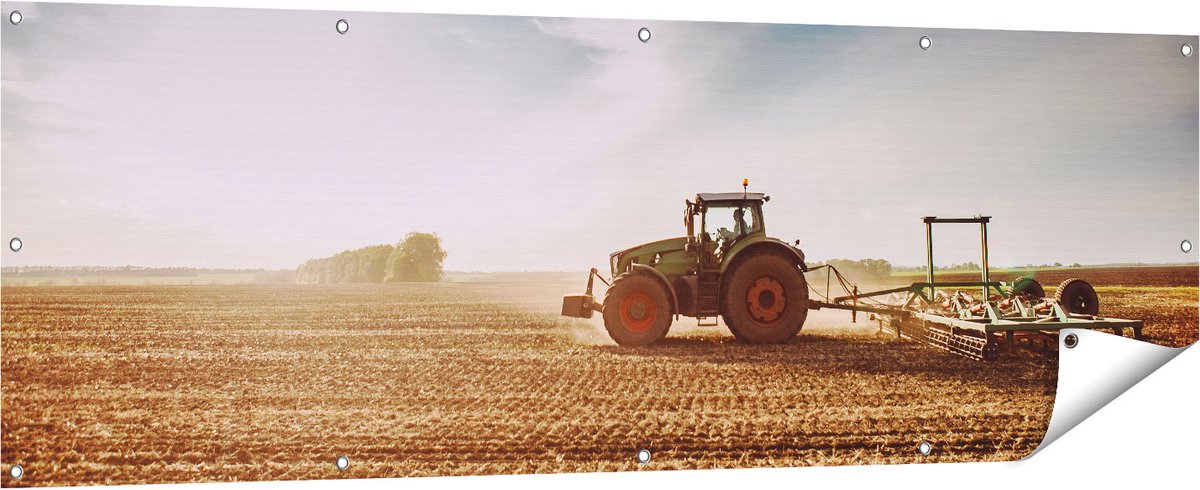Gards Tuinposter Tractor op het Veld - Trekker - 180x60 cm - Tuindoek - Tuindecoratie - Wanddecoratie buiten - Tuinschilderij Multikleur