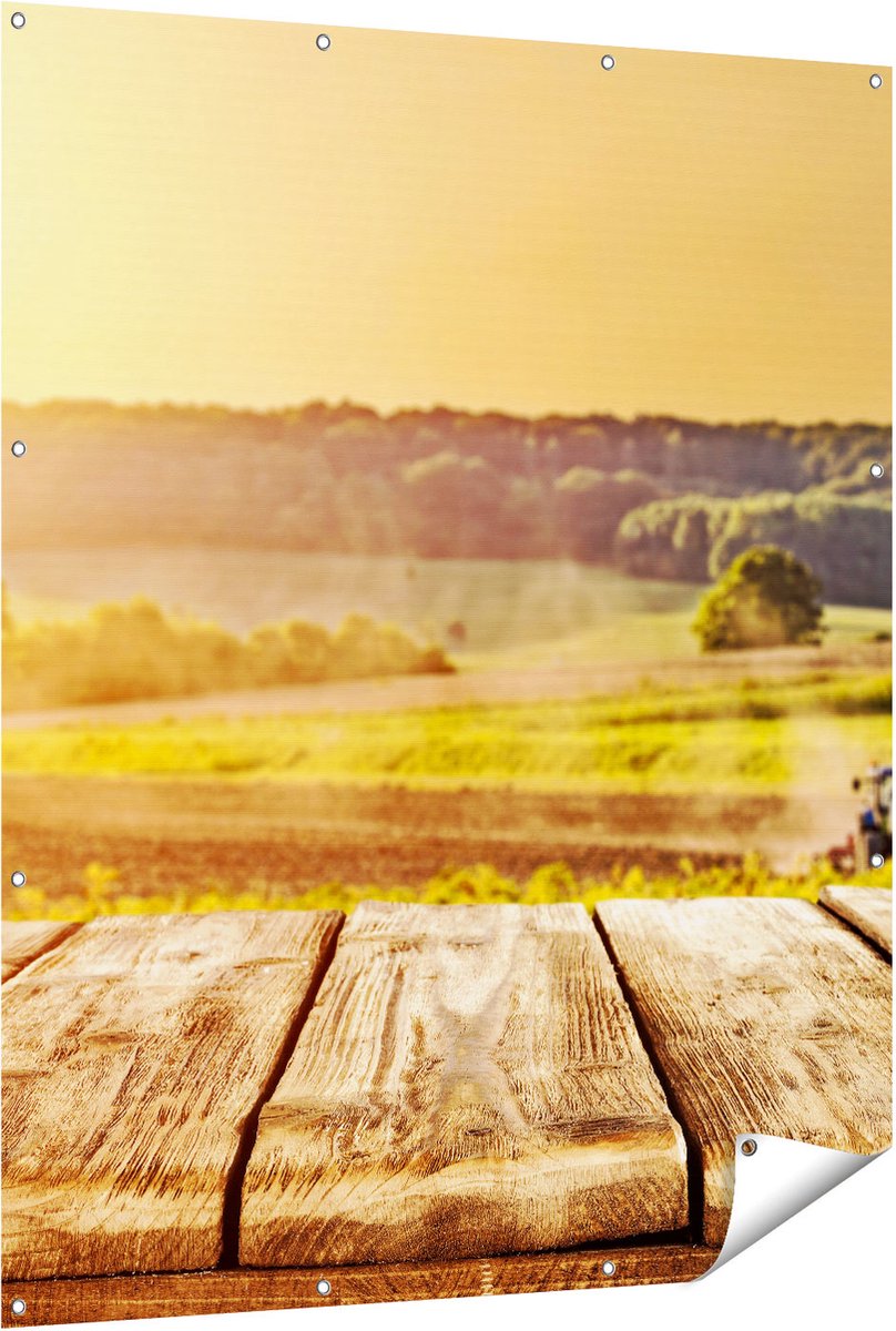 Gards Tuinposter Tractor in het Veld met Houten Planken - 120x150 cm - Tuindoek - Tuindecoratie - Wanddecoratie buiten - Tuinschilderij Multikleur