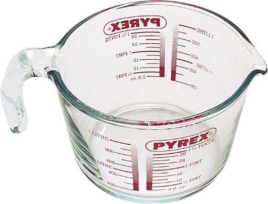 Glazen Pyrex maatbeker van 1 liter met rode markeringen.