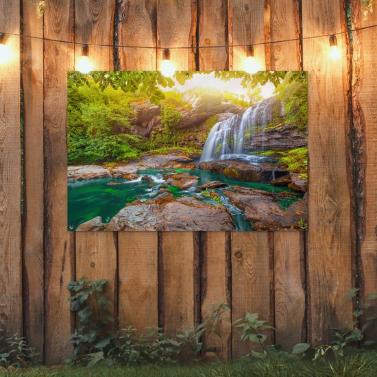 Tuinposter waterval - Planten - Stenen - Natuur - Zonlicht - Tuinschilderij voor buiten - Schutting decoratie - Tuin - 120x80 cm - Tuindecoratie - Schuttingdoek - Tuindoek