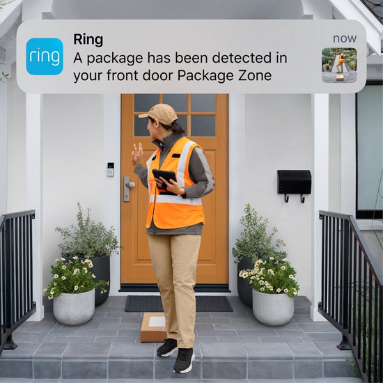Ring app melding: pakket gedetecteerd. Bezorgster staat bij de voordeur.