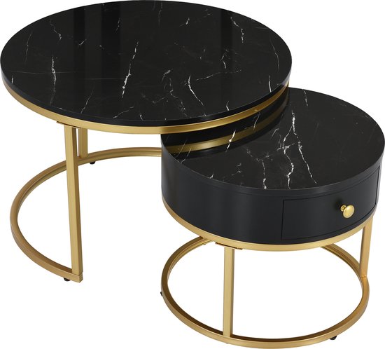 Set van twee ronde bijzettafels met zwart marmerlook blad en goudkleurig metalen frame. De grotere tafel staat deels voor de kleinere met lade.